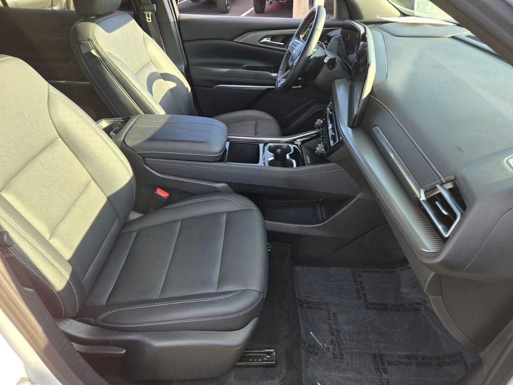 used 2025 Chevrolet Traverse car, priced at $36,199