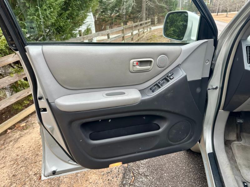 used 2004 Toyota Highlander car, priced at $3,950