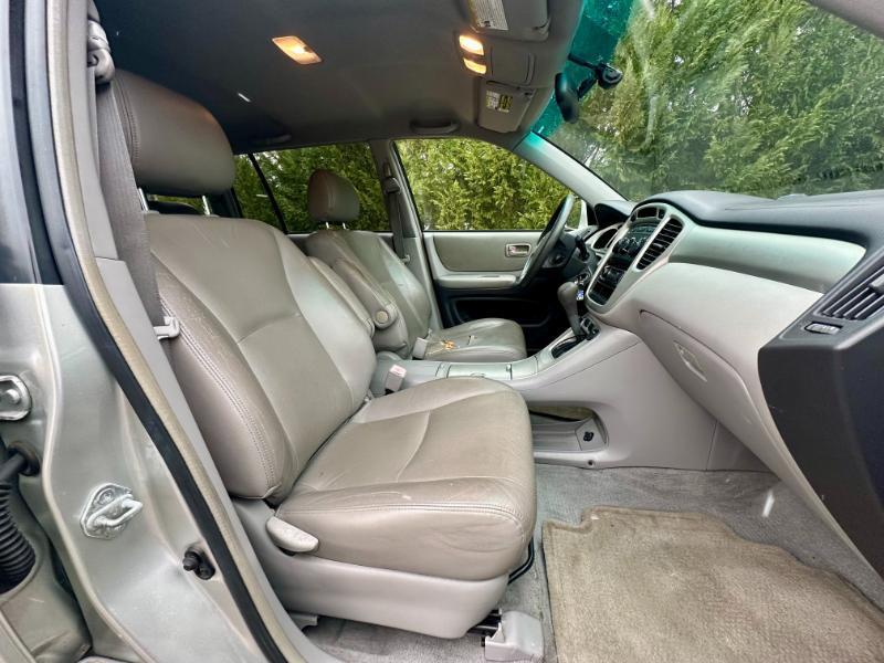 used 2004 Toyota Highlander car, priced at $3,950