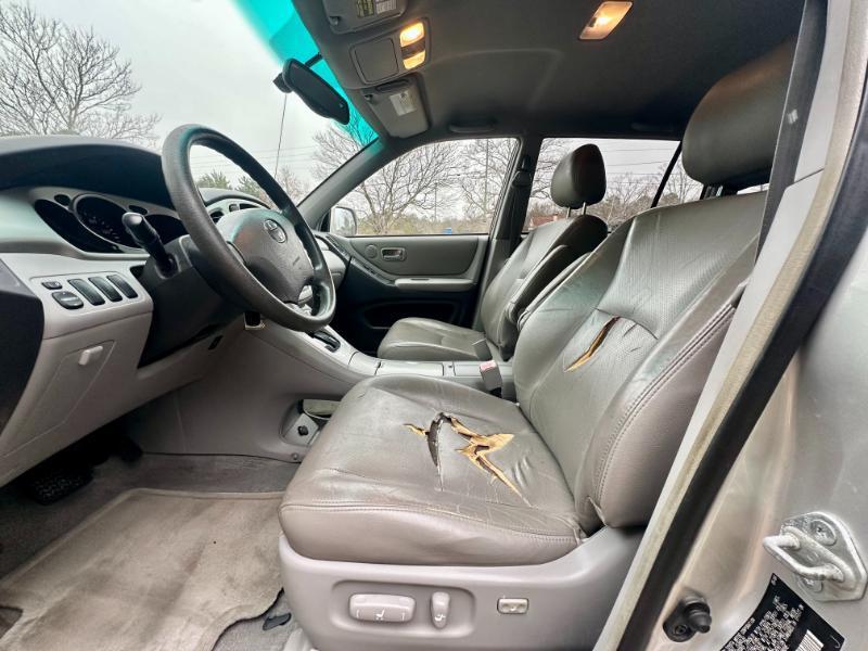 used 2004 Toyota Highlander car, priced at $3,950