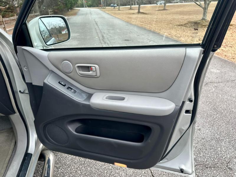 used 2004 Toyota Highlander car, priced at $3,950