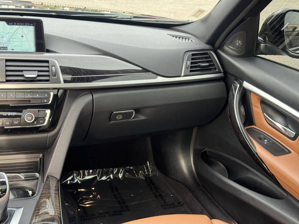 BMW 3 Series view 24