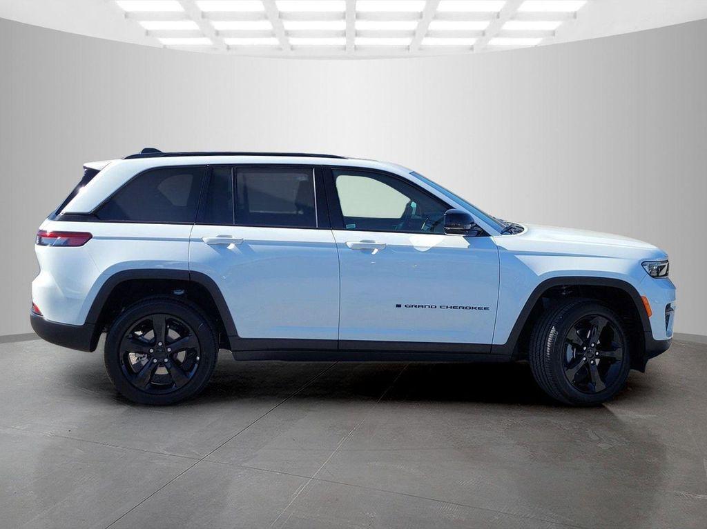 new 2025 Jeep Grand Cherokee car, priced at $38,525