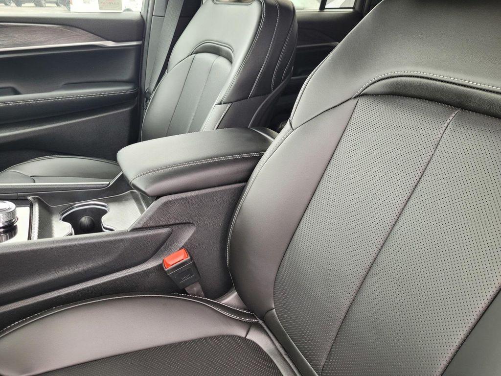 new 2025 Jeep Grand Cherokee car, priced at $49,995