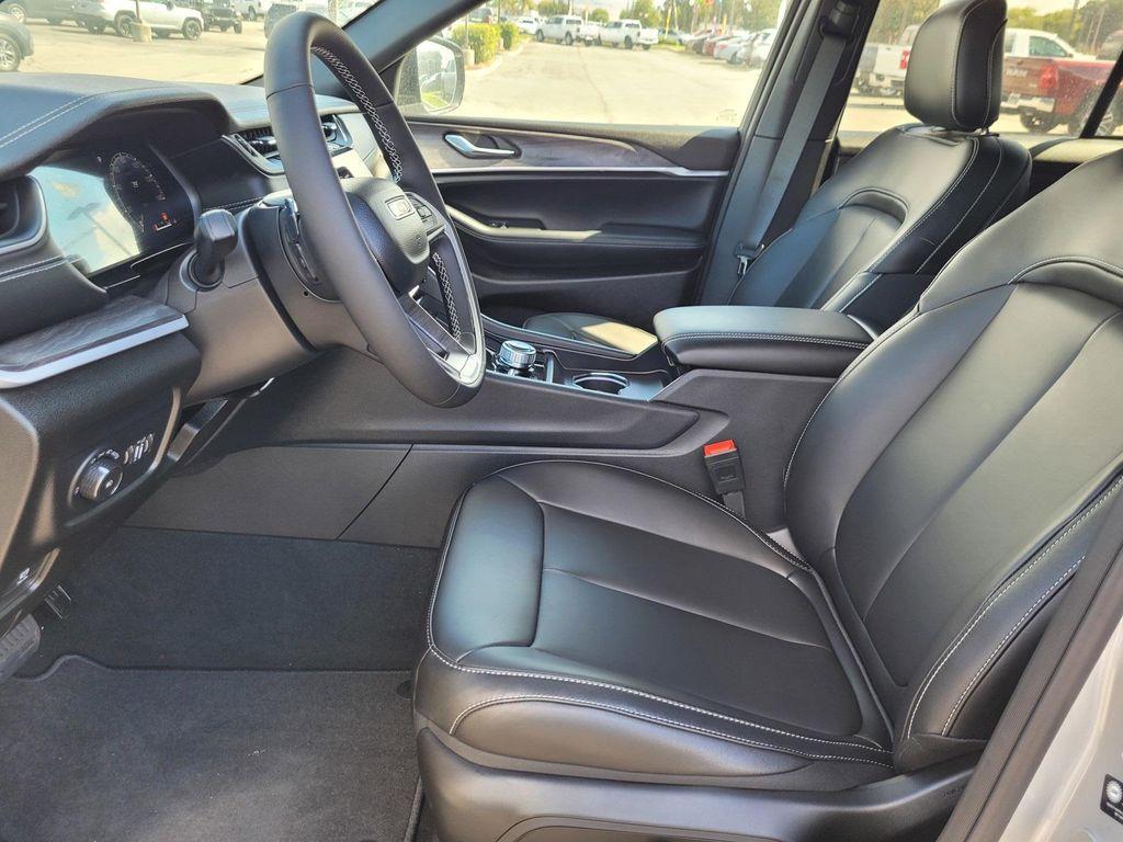 new 2025 Jeep Grand Cherokee car, priced at $43,600