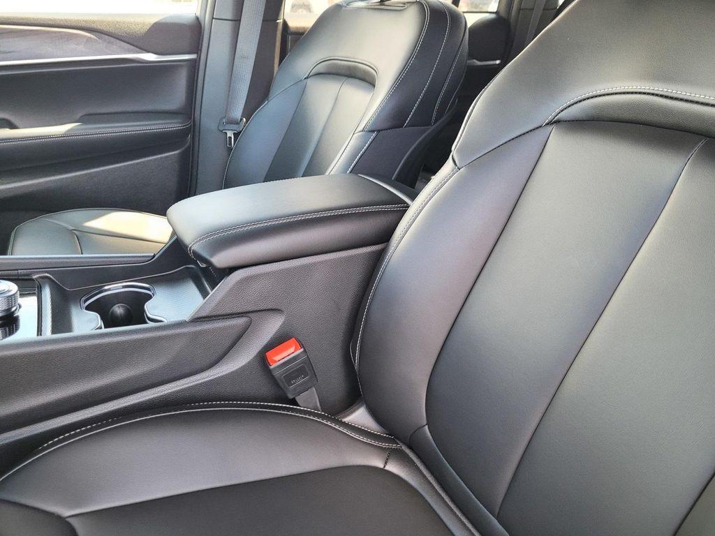 new 2025 Jeep Grand Cherokee car, priced at $43,600