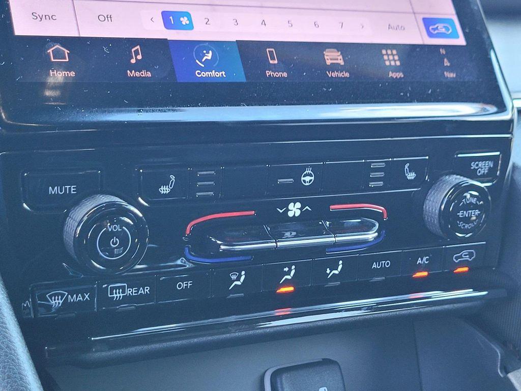 new 2025 Jeep Grand Cherokee car, priced at $43,600