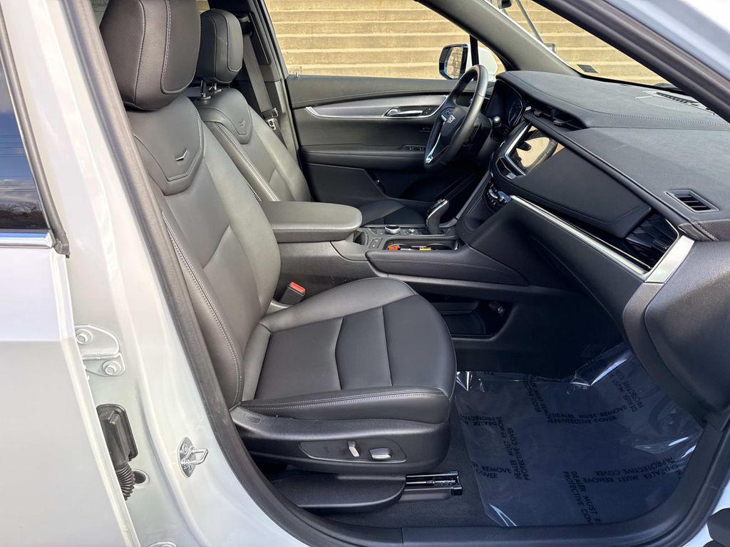 new 2025 Cadillac XT6 car, priced at $53,915