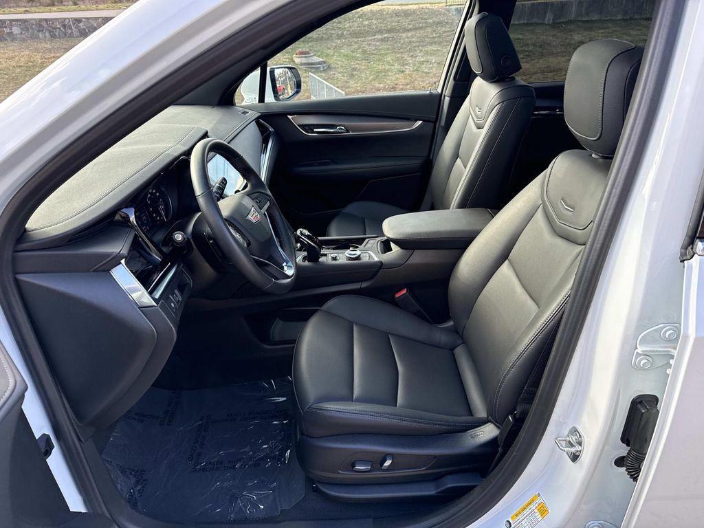 new 2025 Cadillac XT6 car, priced at $53,915