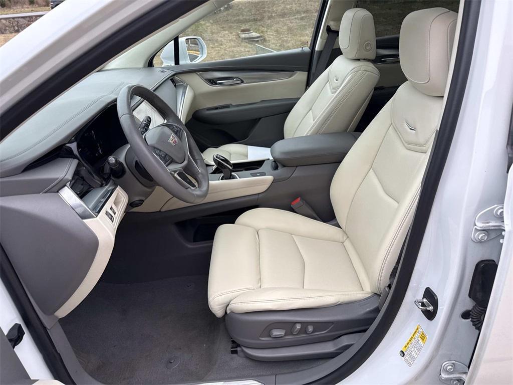 used 2017 Cadillac XT5 car, priced at $18,000