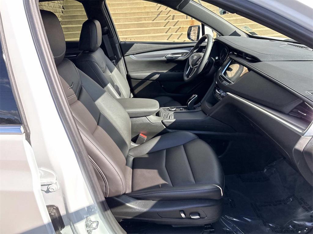 new 2025 Cadillac XT5 car, priced at $46,915