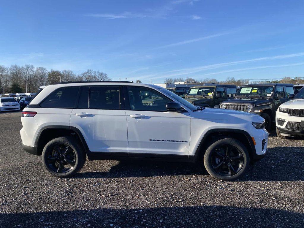 new 2025 Jeep Grand Cherokee car, priced at $47,780