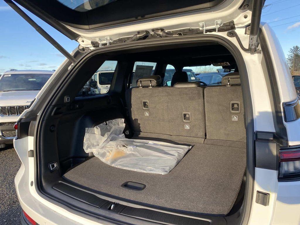 new 2025 Jeep Grand Cherokee car, priced at $47,780