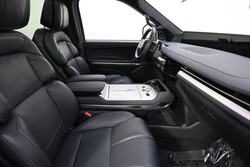 new 2025 Lincoln Navigator car, priced at $94,999