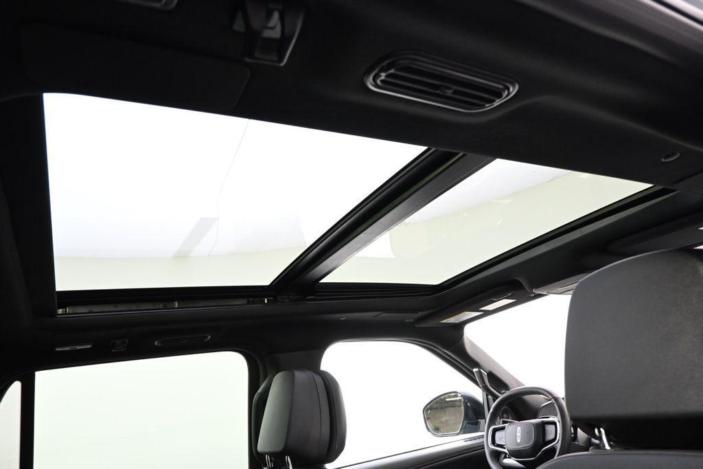 new 2025 Lincoln Navigator car, priced at $93,999