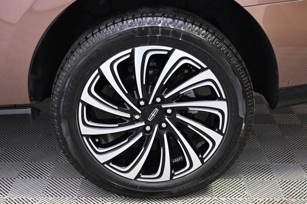 used 2025 Lincoln Navigator car, priced at $99,999
