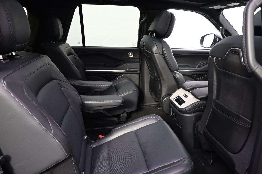 new 2025 Lincoln Navigator car, priced at $93,999