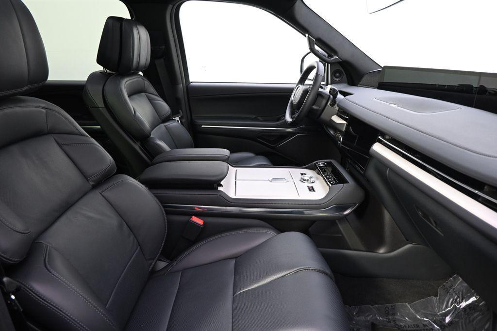 new 2025 Lincoln Navigator car, priced at $92,999