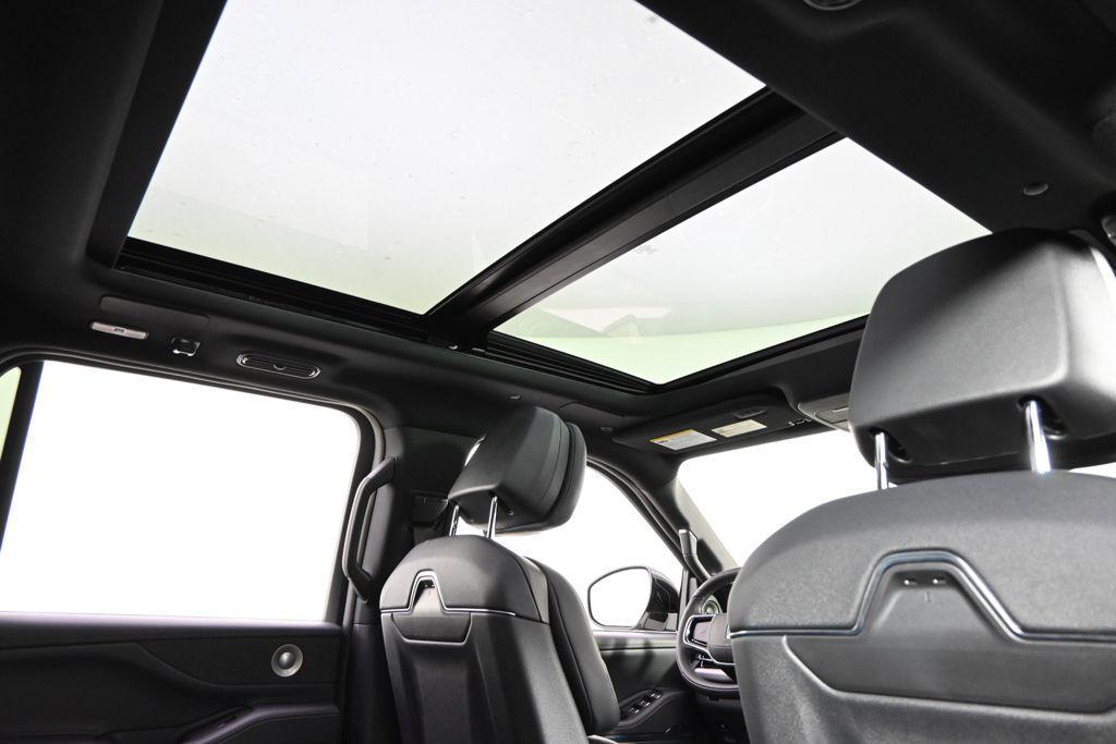 new 2025 Lincoln Navigator car, priced at $93,999