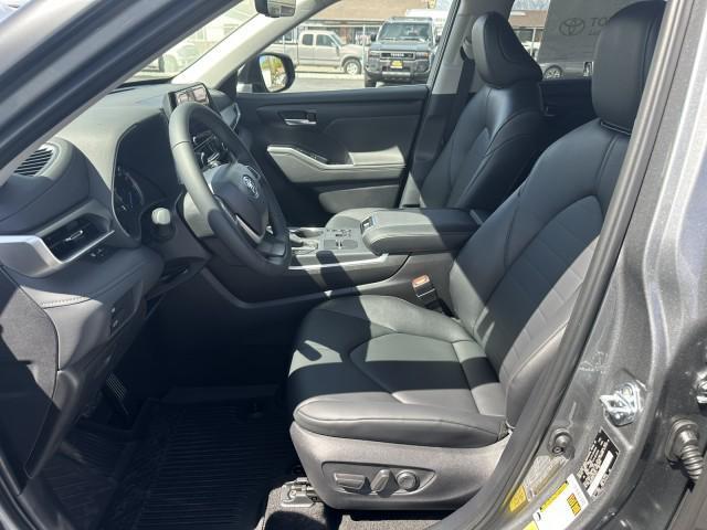 new 2026 Toyota Highlander Hybrid car, priced at $48,932