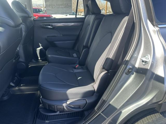 new 2026 Toyota Highlander Hybrid car, priced at $54,225