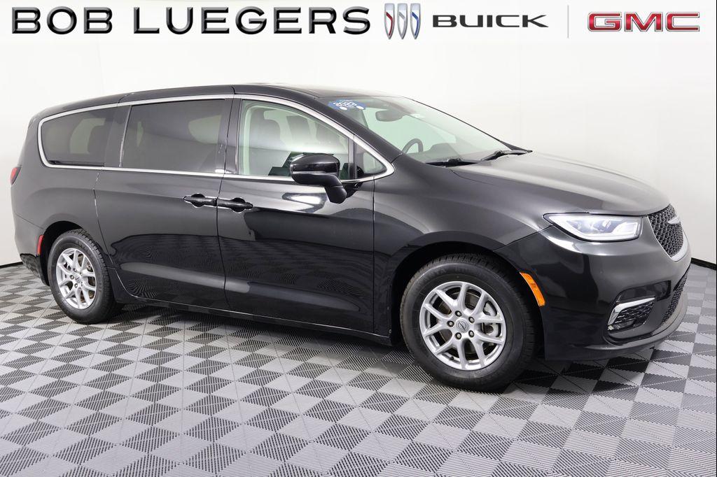 used 2023 Chrysler Pacifica car, priced at $27,986