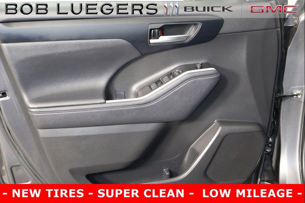 used 2023 Toyota Highlander car, priced at $39,986