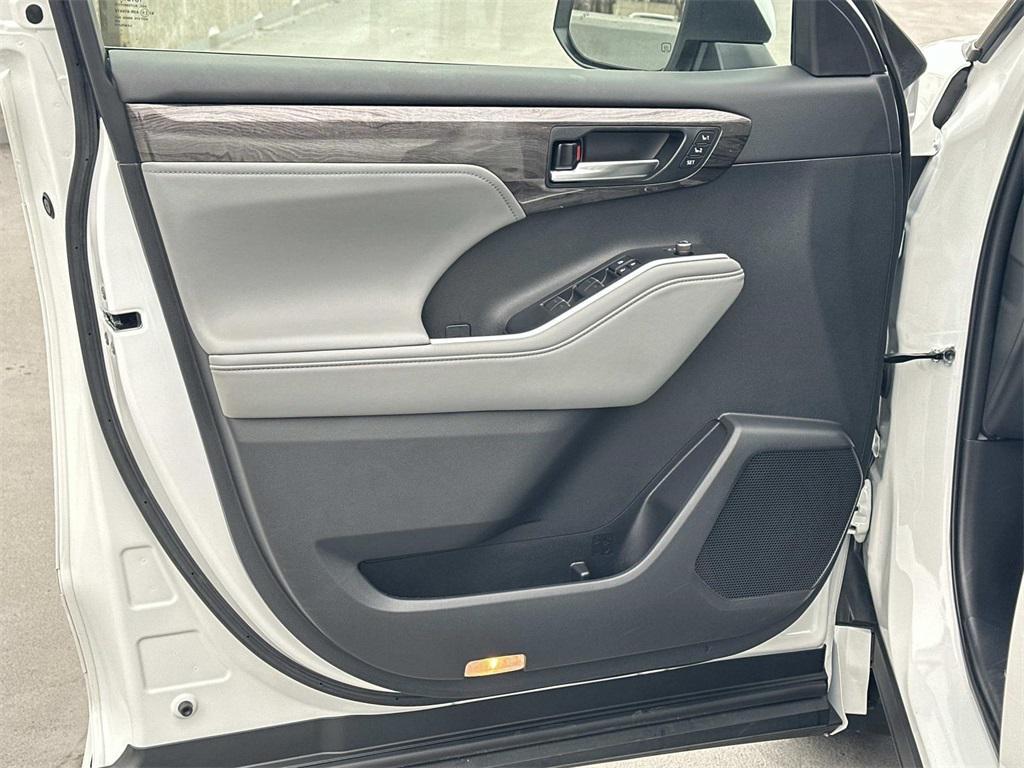 used 2024 Toyota Highlander car, priced at $43,750