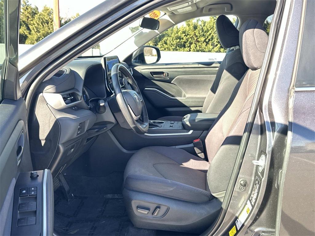 used 2023 Toyota Highlander Hybrid car, priced at $35,000