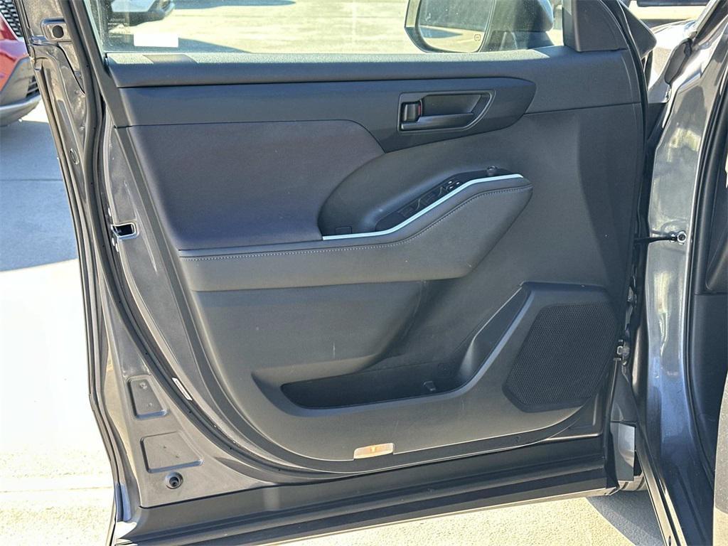 used 2023 Toyota Highlander Hybrid car, priced at $35,000