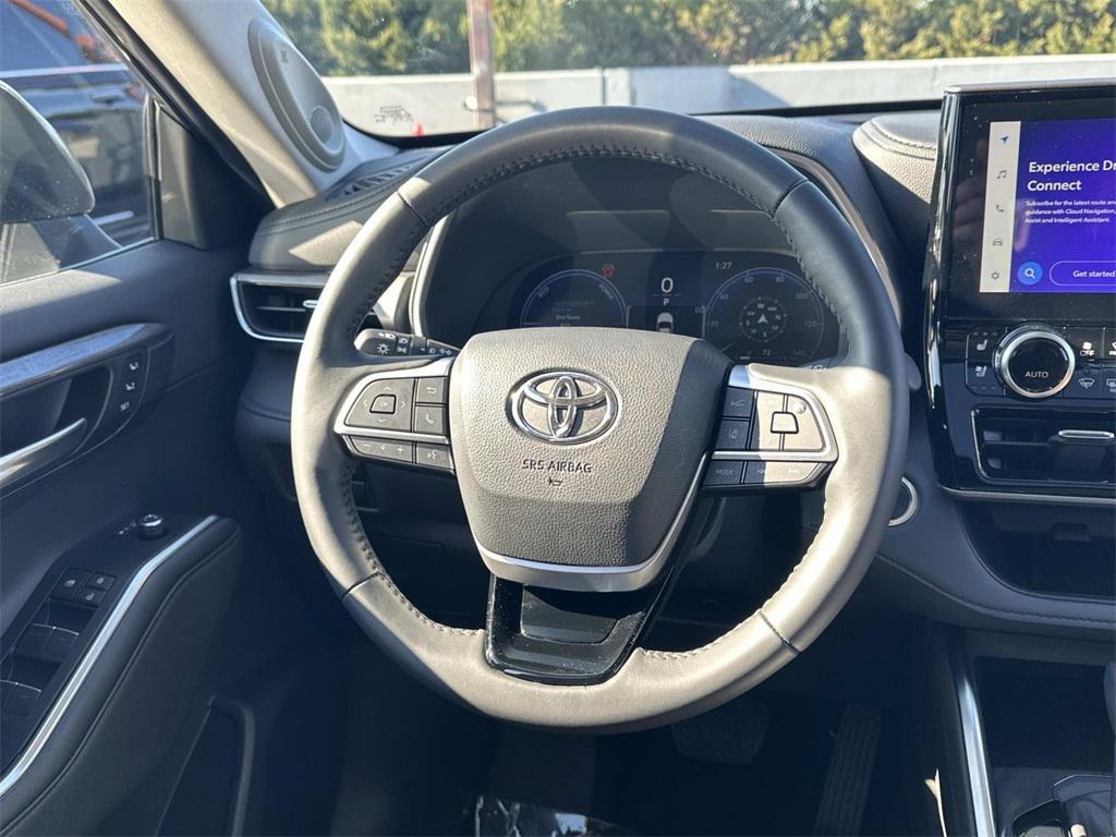 used 2025 Toyota Highlander Hybrid car, priced at $54,500