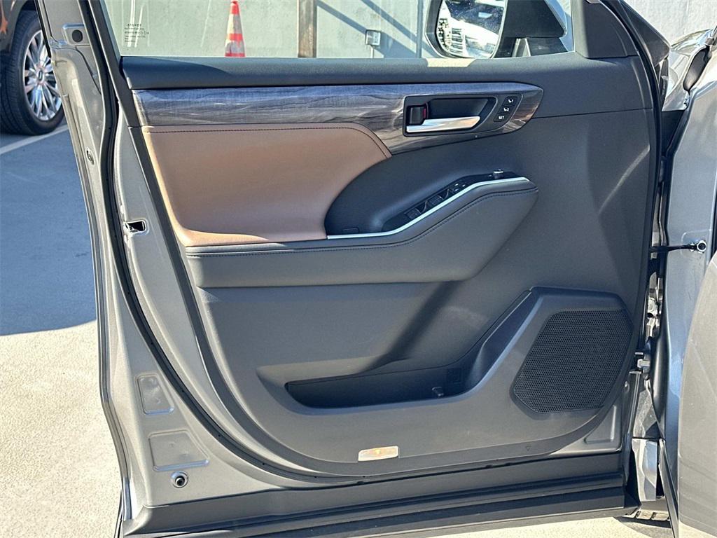 used 2025 Toyota Highlander Hybrid car, priced at $54,500