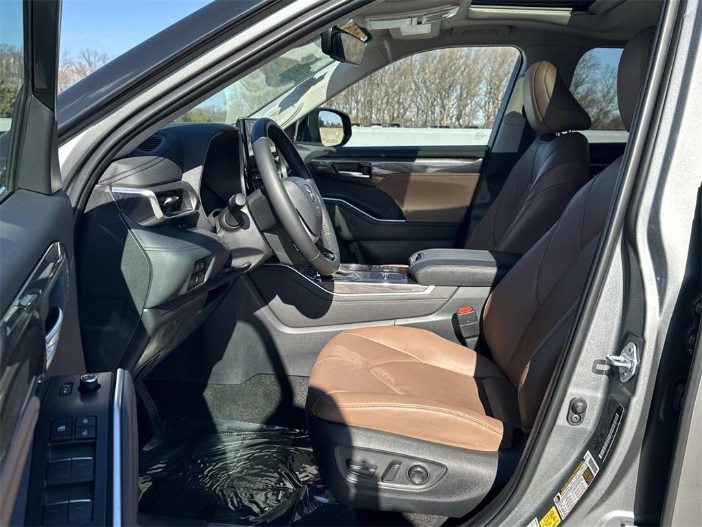used 2025 Toyota Highlander Hybrid car, priced at $54,500