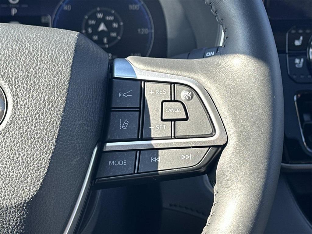 used 2025 Toyota Highlander Hybrid car, priced at $54,500