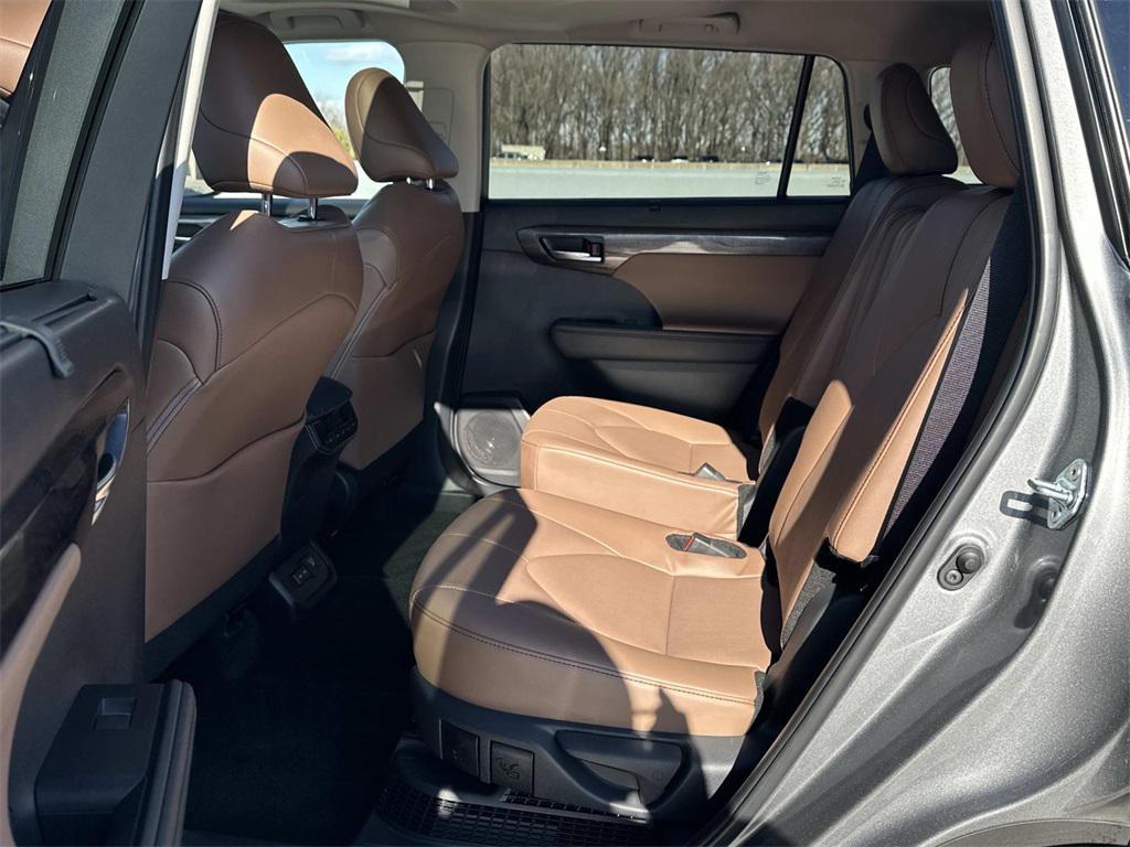 used 2025 Toyota Highlander Hybrid car, priced at $54,500