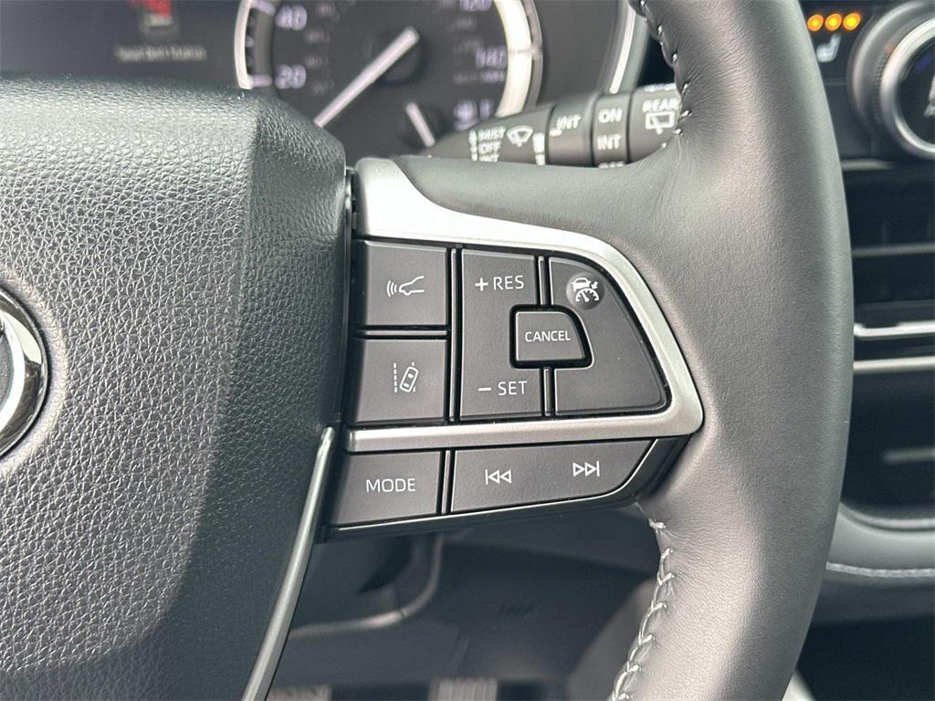 used 2022 Toyota Highlander car, priced at $39,500
