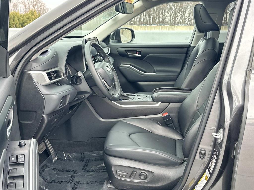 used 2022 Toyota Highlander car, priced at $39,500