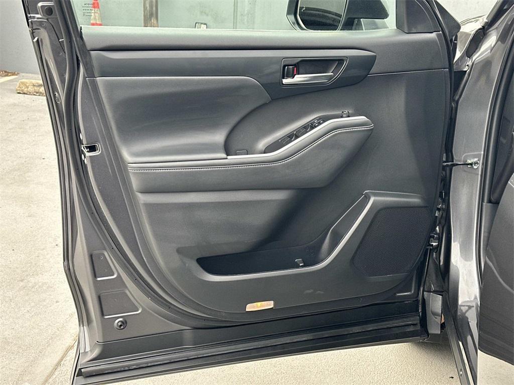 used 2022 Toyota Highlander car, priced at $39,500