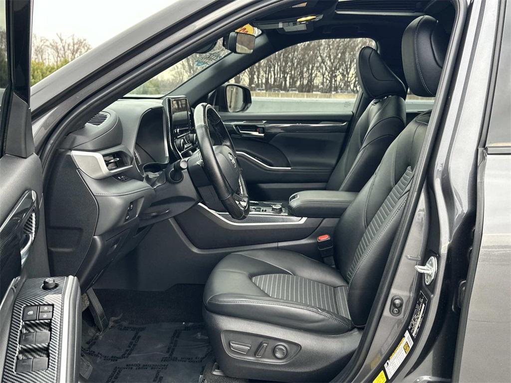 used 2023 Toyota Highlander car, priced at $39,894