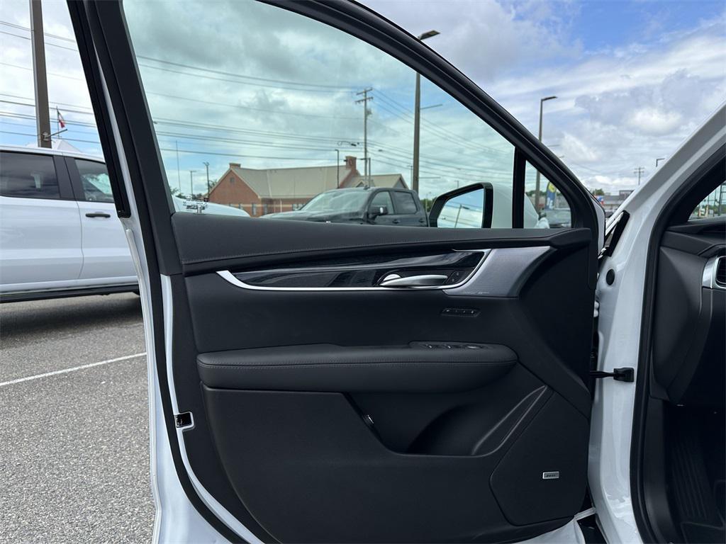 new 2025 Cadillac XT5 car, priced at $50,715