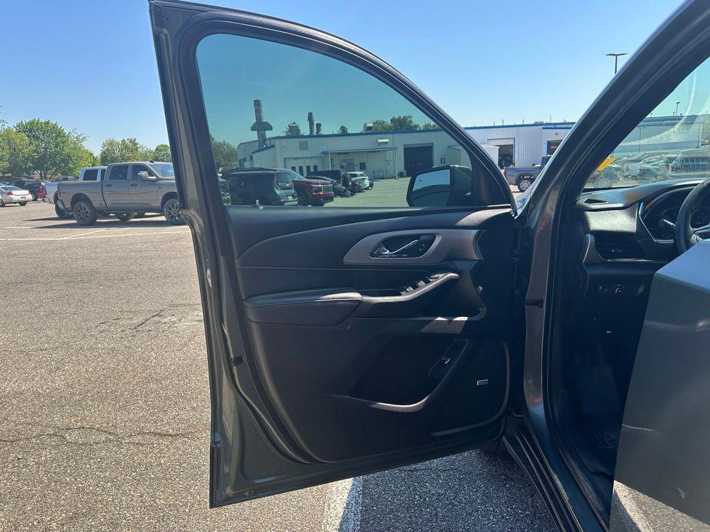 used 2022 Chevrolet Traverse car, priced at $28,776