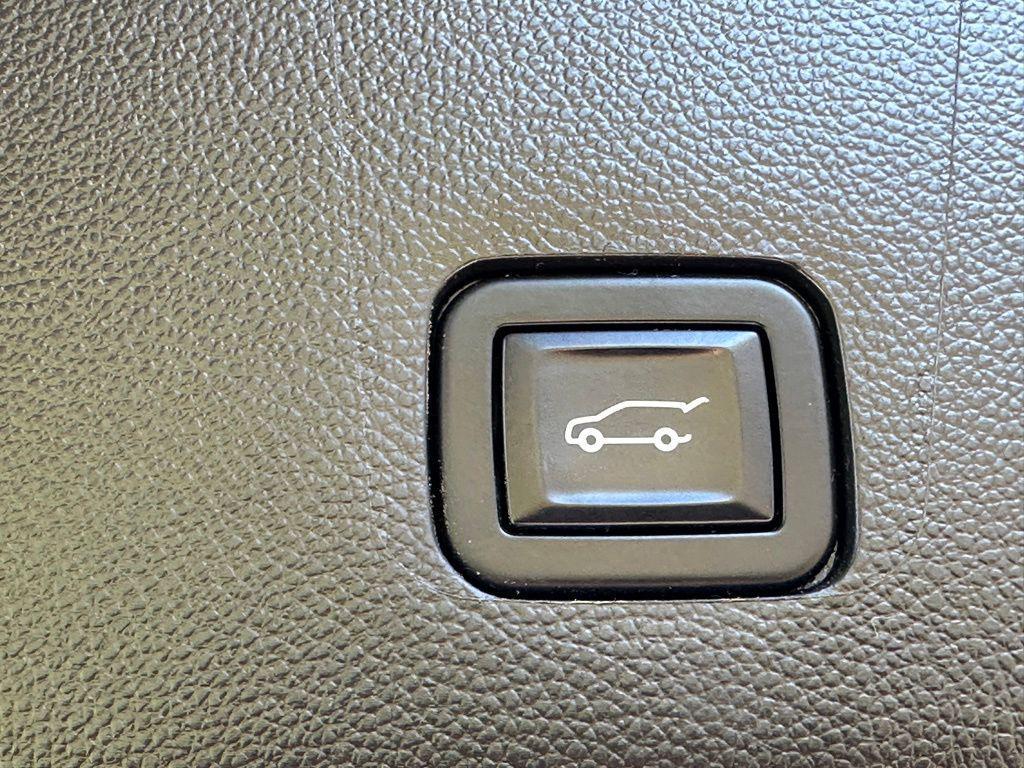 used 2022 Chevrolet Traverse car, priced at $28,776