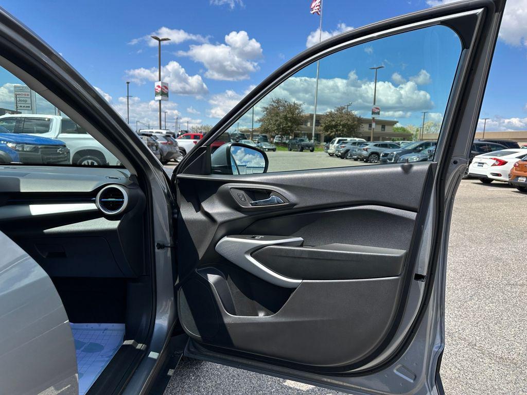 used 2025 Chevrolet Trax car, priced at $22,776