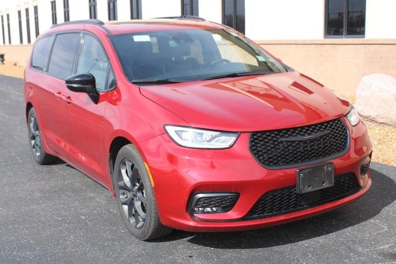 used 2025 Chrysler Pacifica car, priced at $34,000