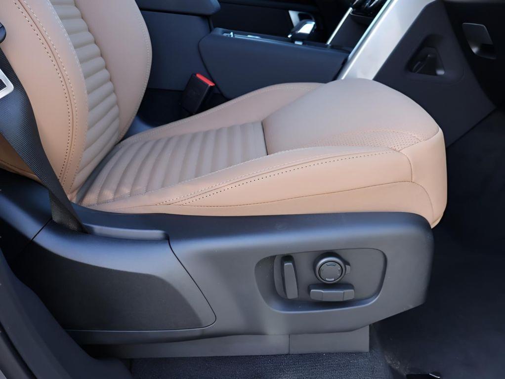 new 2026 Land Rover Discovery car, priced at $81,350