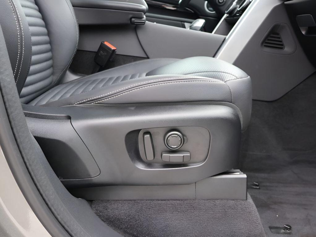 used 2025 Land Rover Discovery car, priced at $54,477