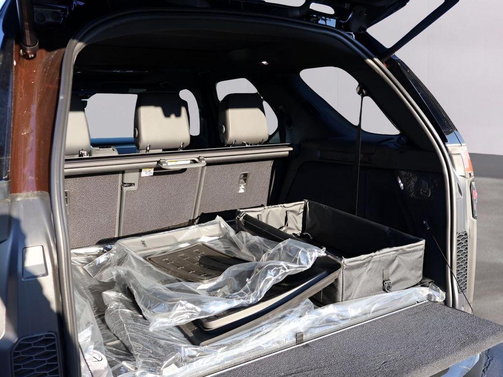 new 2026 Land Rover Discovery car, priced at $82,731