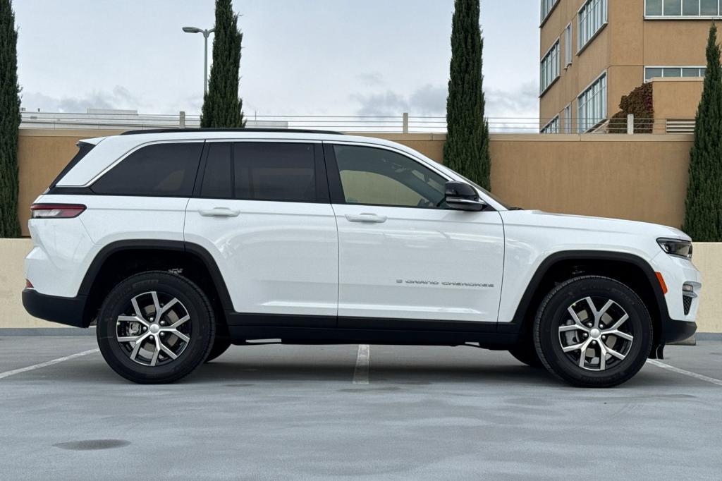 new 2025 Jeep Grand Cherokee car, priced at $49,415