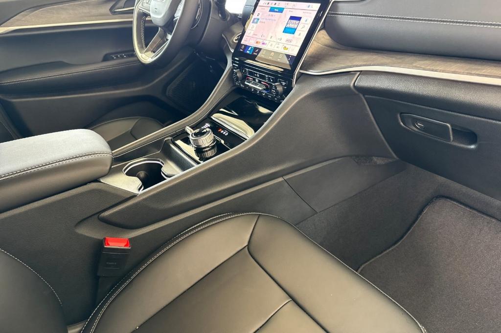 new 2025 Jeep Grand Cherokee car, priced at $47,995