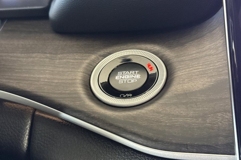 new 2025 Jeep Grand Cherokee car, priced at $47,995